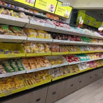 零食连锁店货架
